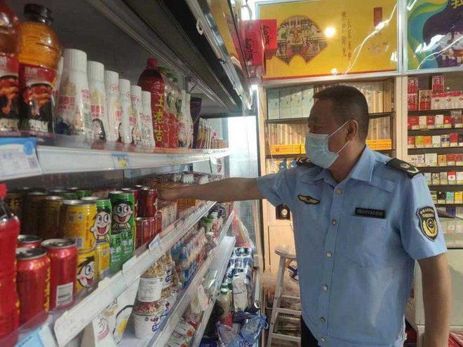 护航高考季,平阴县市场监督管理局开展辖区流通业户食品安全检查