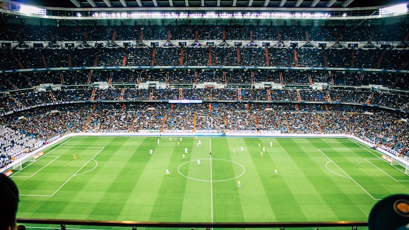 足球数据分析师正在使用电脑分析比赛数据